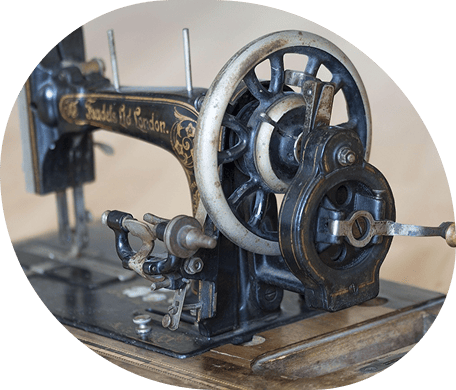 Atelier de retouche à Paris – machine à coudre en gros plan